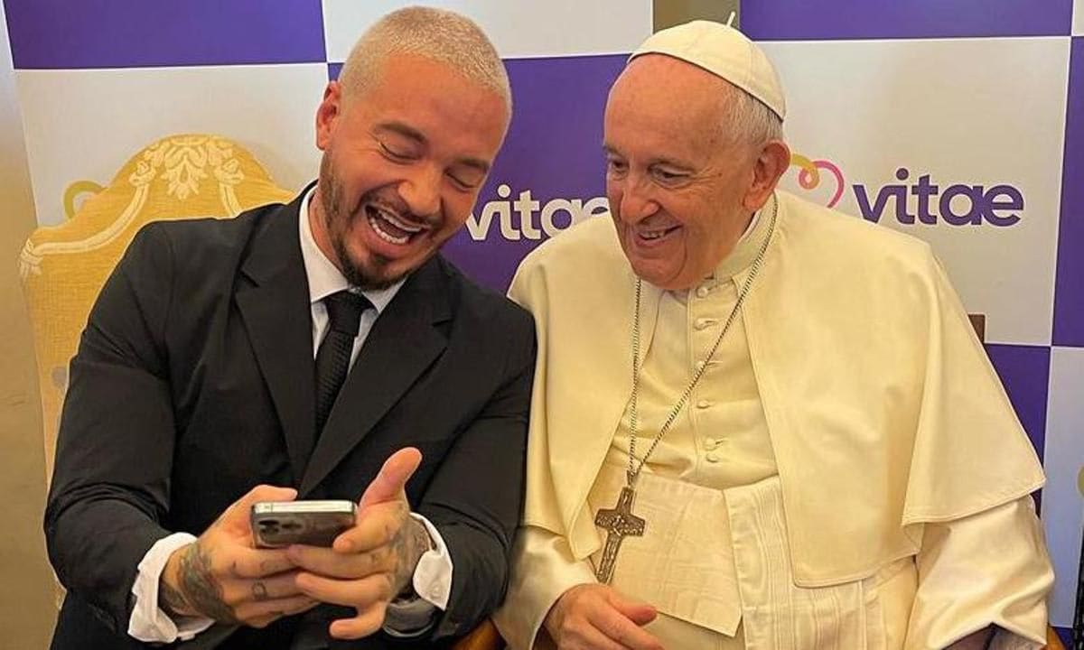 J Balvin y su divertido encuentro con el Papa Francisco