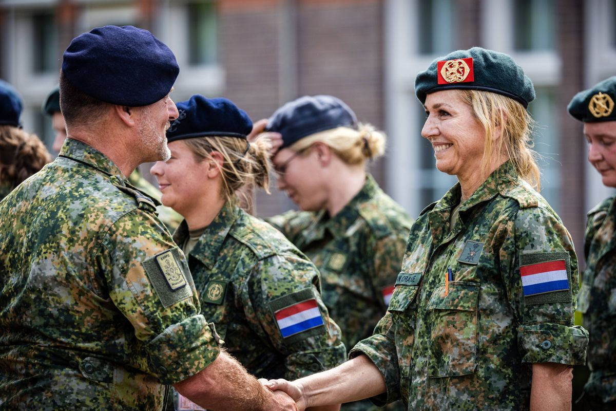 La Reina Máxima recibe su boina militar tras completar con éxito la primera fase del entrenamiento militar básico.