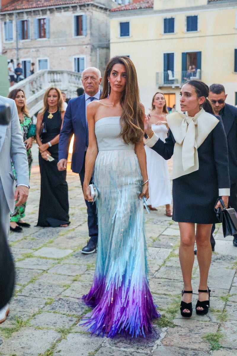  Amal Clooney arrives at the Cartier private party in Venice with a chic and elegant dress