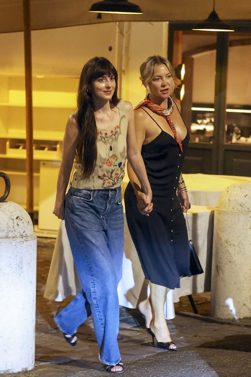 Dakota Johnson and Kate Hudson in Rome