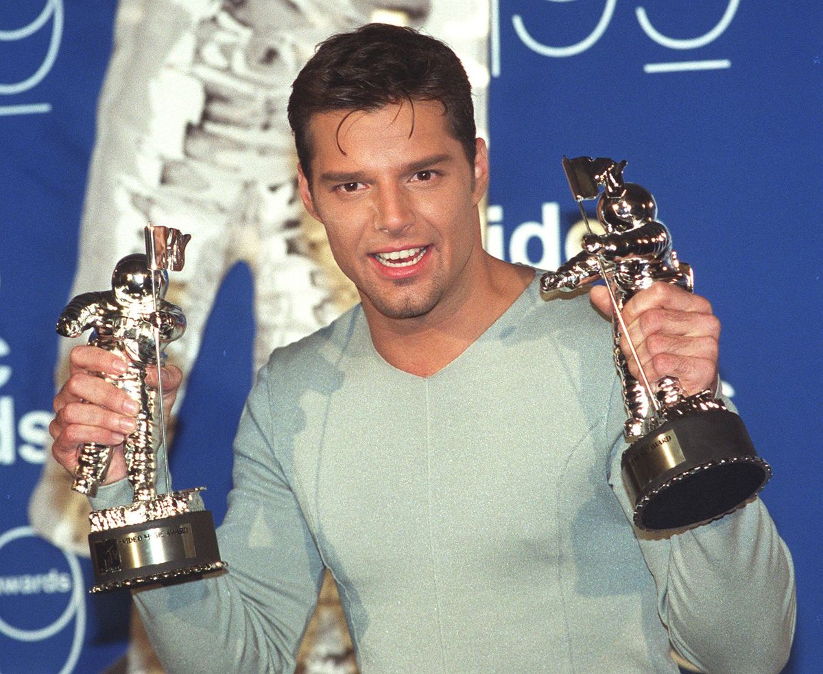 Ricky Martin holds up the two MTV Video Music Awards 1999