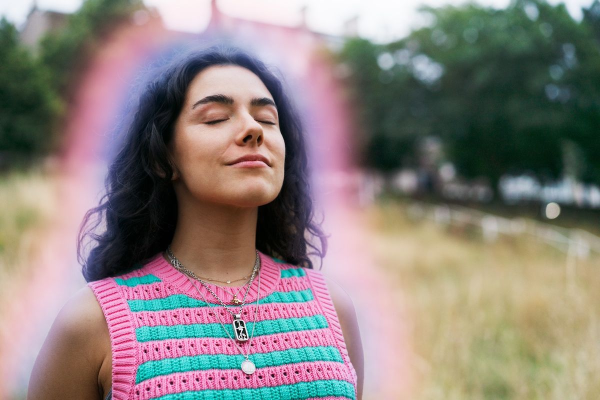Sometimes one color dominates, while other people appear to have multiple colors moving together.