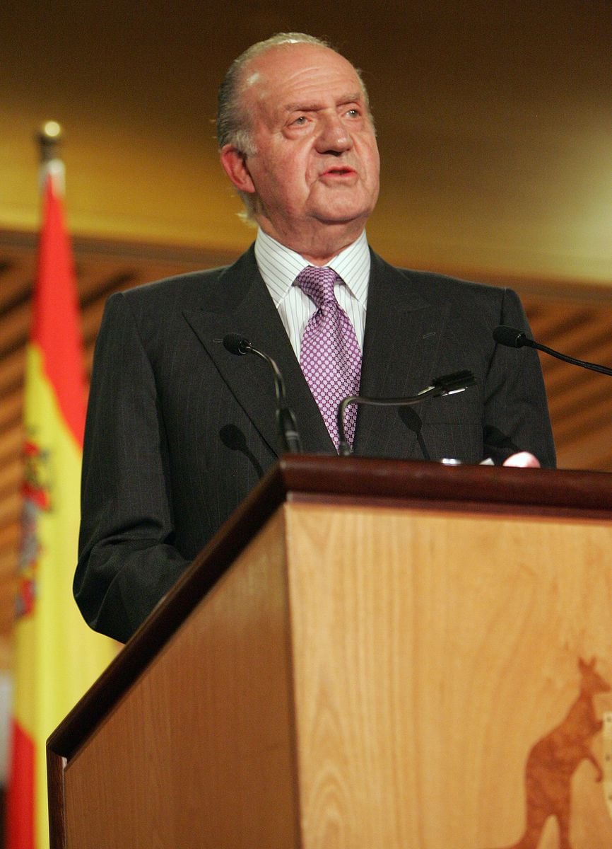 CANBERRA, AUSTRALIA - JUNE 24:  HRH King Juan Carlos I speaks during a reception at Parliament House, as part of their 3 day State visit to Australia on June 24, 2009 in Canberra,indigenous during Australia. The Royal couple, who arrived from 2 days of engagements in New Zealand, will meet with the Prime Minister, Governor General and Premier of NSW during their visit, as well as visiting both Spanish and Australian businesses.  (Photo by Sergio Dionisio/Getty Images)