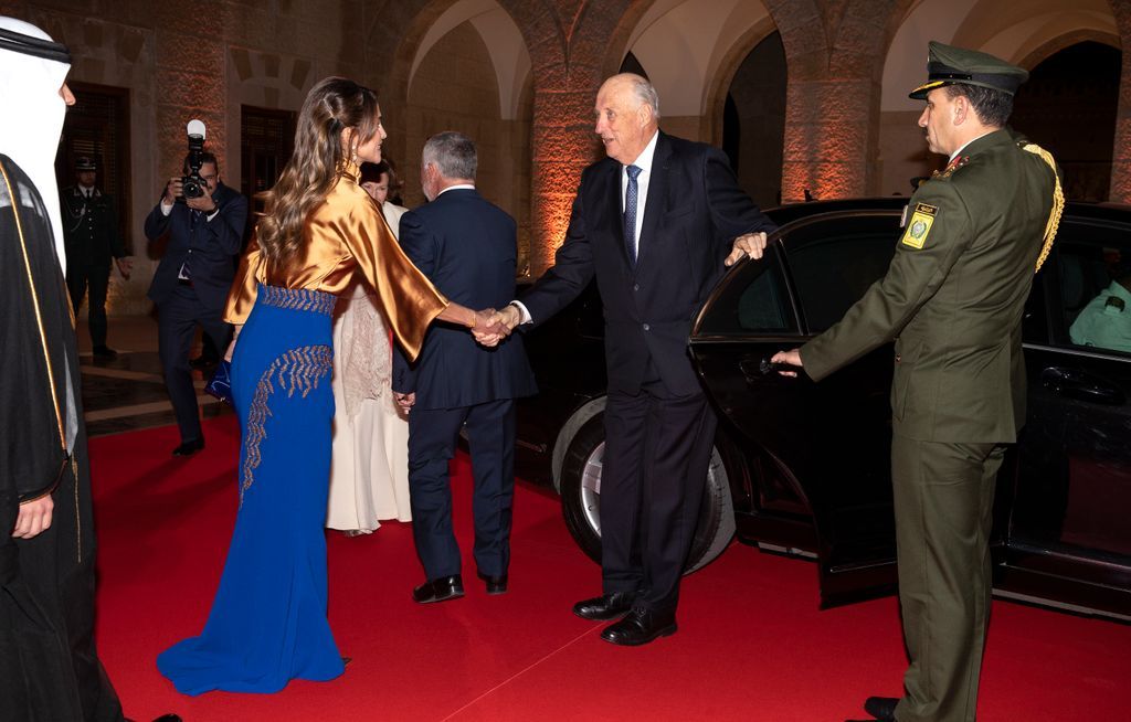 The day Queen Rania of Jordan shook hands with King Harald V during the Norwegian monarch’s visit to the Royal Palace in Amman