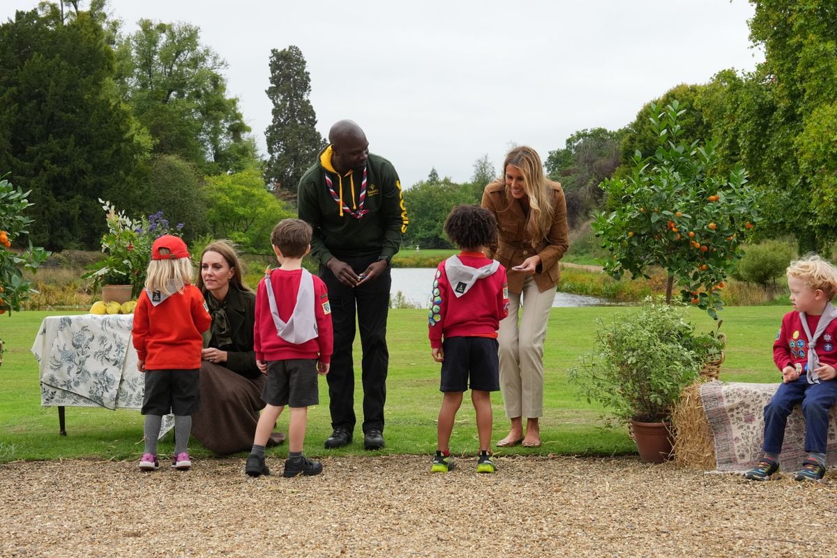 WINDSOR, ENGLAND - SEPTEMBER 18: U.S. First Lady Melania Trump (R) and Catherine, Princess of Wales join Chief Scout for the Scout Association Dwayne Fields as they meet members of the Scouts' Squirrels programme in the grounds of Frogmore Cottage, during the State visit by the President of the United States of America and U.S. First Lady Melania Trump, on September 18, 2025 in Windsor, England. (Photo by Andrew Testa - Pool/Getty Images)