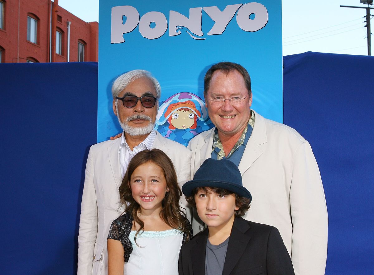 El director Hayao Miyazaki con los actores Noah Cyrus, Frankie Jonas y John Lasseter de Disney/Pixar llegan a la proyección especial de "ponyo" el 27 de julio de 2009 en Hollywood, California.  