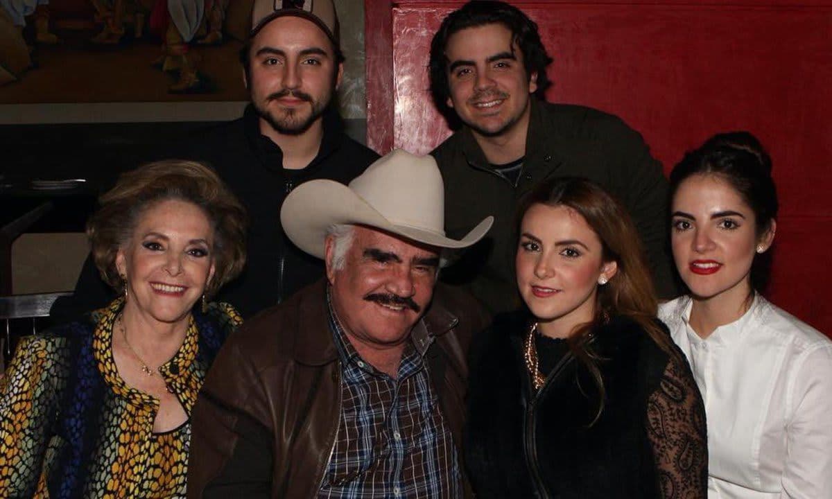 Vicente Fernandez y sus nietos