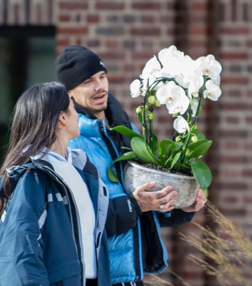 Romeo Beckham was spotted out with girlfriend Kim Turnbull in Battersea after recently rekindling their romance. The couple were seen shopping together, with Romeo carrying a large potted flower while Kim walked alongside him with her small dog. The pair seemed to enjoy their quiet afternoon together, showing off their stylish, laid-back vibe.
***
Romeo Beckham fue visto con su novia Kim Turnbull en Battersea después de haber reavivado su romance recientemente. La pareja fue vista haciendo compras juntos, con Romeo llevando una gran maceta con flores mientras Kim caminaba a su lado con su pequeño perro. La pareja parecía disfrutar de su tranquila tarde, mostrando un estilo relajado y elegante.