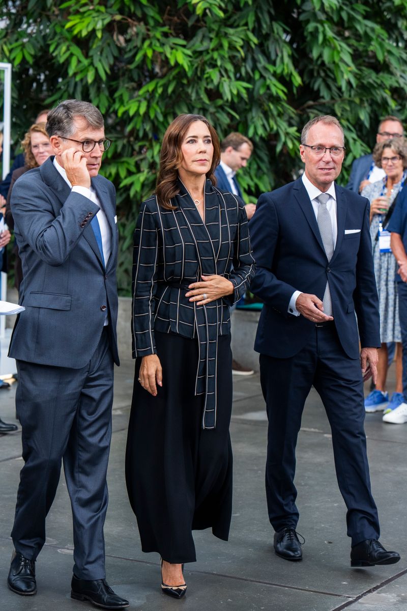 Queen Mary met with companies showcasing innovations in quantum technology, defense technology and biotech during her visit to the Bella Center.