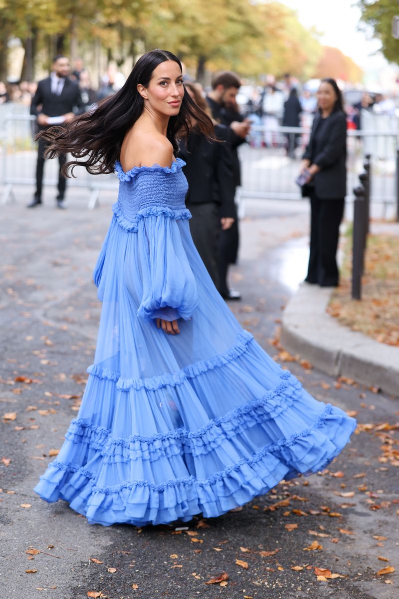 The off-the-shoulder design featured a smocked bodice and billowing sleeves, giving her look a romantic, bohemian feel.