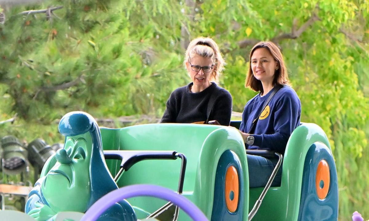 Jennifer Garner takes kids to Disneyland