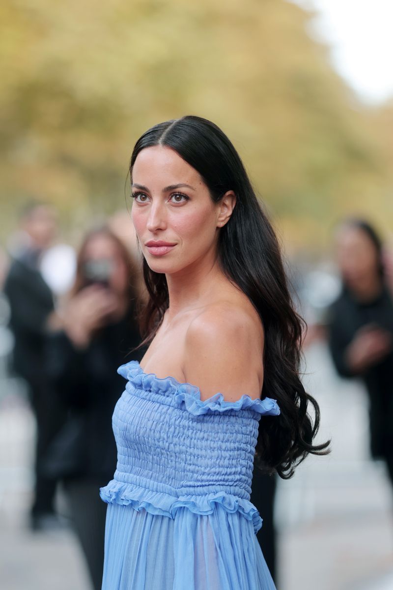 Her beauty look included loose, center-parted hair, softly defined eyes and a muted rosy lip.