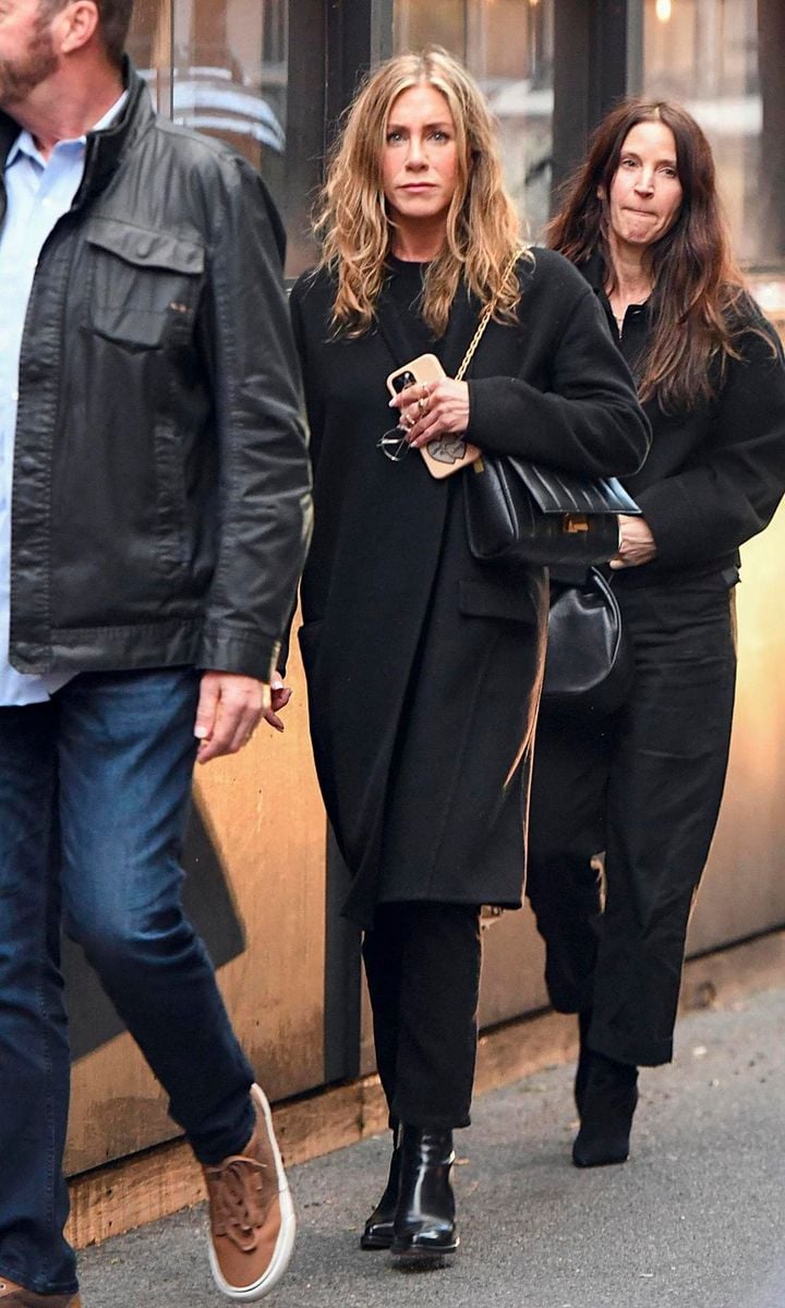 Photo 2023 The Image Direct/The Grosby GroupEXCLUSIVE Jennifer Aniston and Justin Theroux reunite over dinner with friends in New York City. The rare sighting of the once married A-list couple took place at Il Cantinori where they were joined by Jason Bateman and Amanda Anka for dinner. Jen and Justin could be seen embracing inside the venue before Jennifer exited the restaurant clutching a single red rose.Jennifer Aniston y Justin Theroux se reencuentran en una cena con amigos en Nueva York. La rara aparicion de la pareja tuvo lugar en Il Cantinori, donde se unieron a Jason Bateman y Amanda Anka para cenar. Jen y Justin fueron vistos abrazados en el interior del local antes de que Jennifer saliera del restaurante con una sola rosa roja en la mano.Justin Theroux, EX Couple