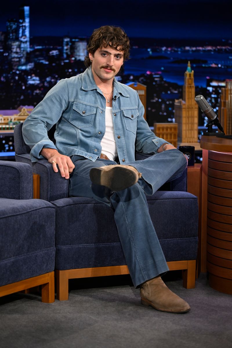 Benson Boone durante una entrevista con Jimmy Fallon