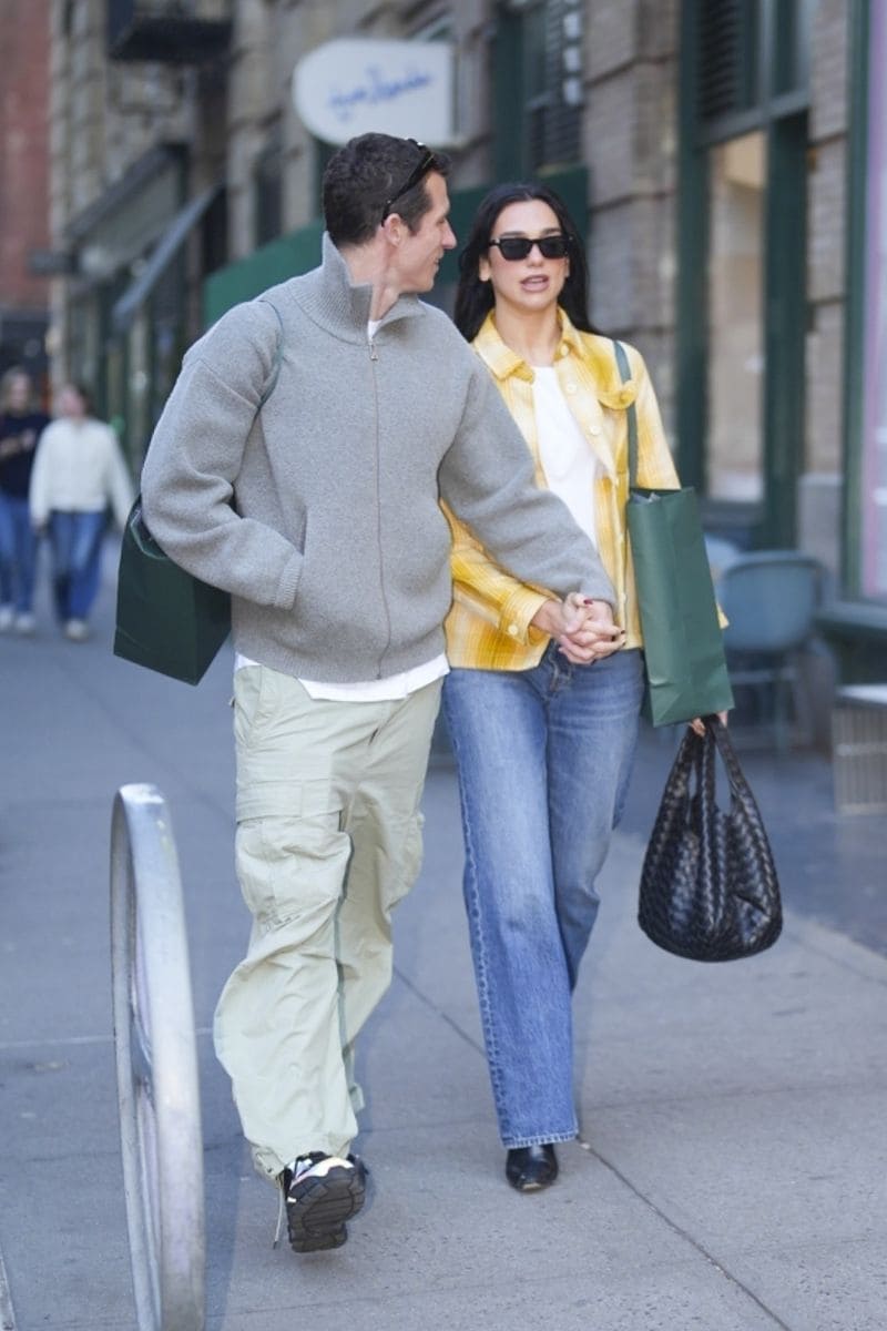 
Singer Dua Lipa and actor Callum Turner are seen holding hands while strolling through Soho after a shopping trip.