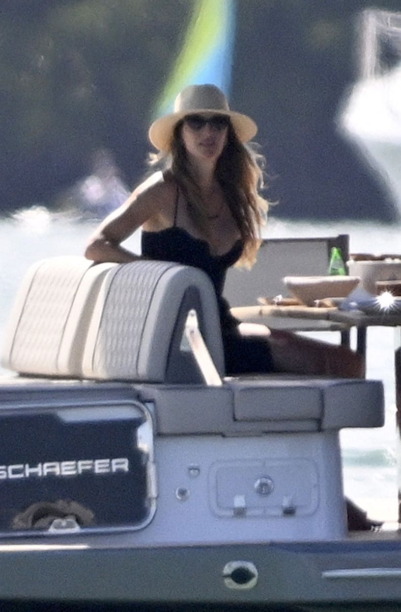 Gisele Bündchen and her boyfriend Joaquim Valente spend the day on their new boat with friends in Miami