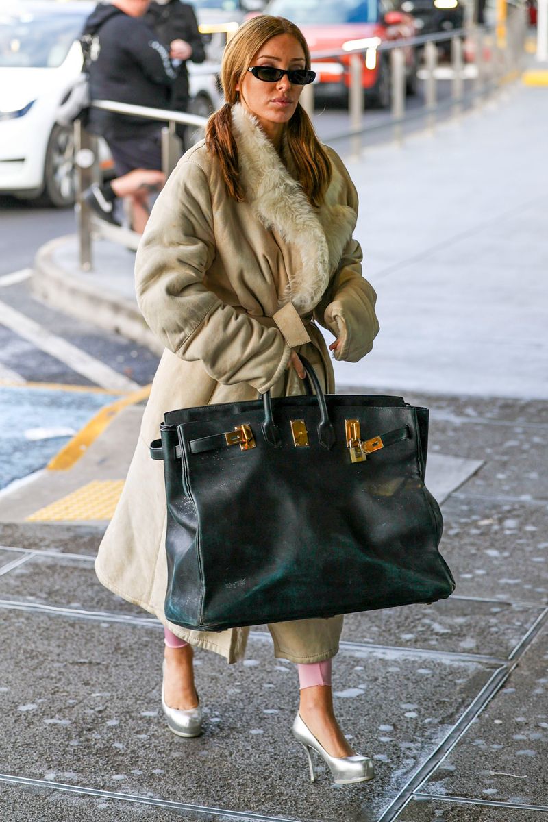  Bianca Censori was spotted departing Melbourne International Airport after an emotional farewell with family. 