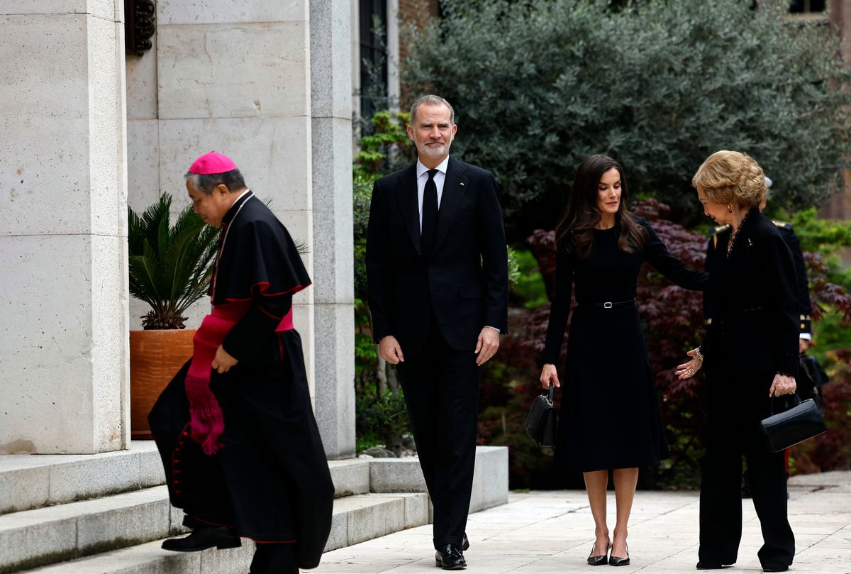 Spain's King Felipe VI (2L) Queen Letizia (2R) and Queen Sofia (R) are led by Apostolic Nuncio Bernardito Cleopas (L) as they arrive to sign the book of condolence for the death of Pope Francis at The Apostolic Nunciature of Madrid in Madrid on April 22, 2025. (Photo by OSCAR DEL POZO / AFP) (Photo by OSCAR DEL POZO/AFP via Getty Images)          