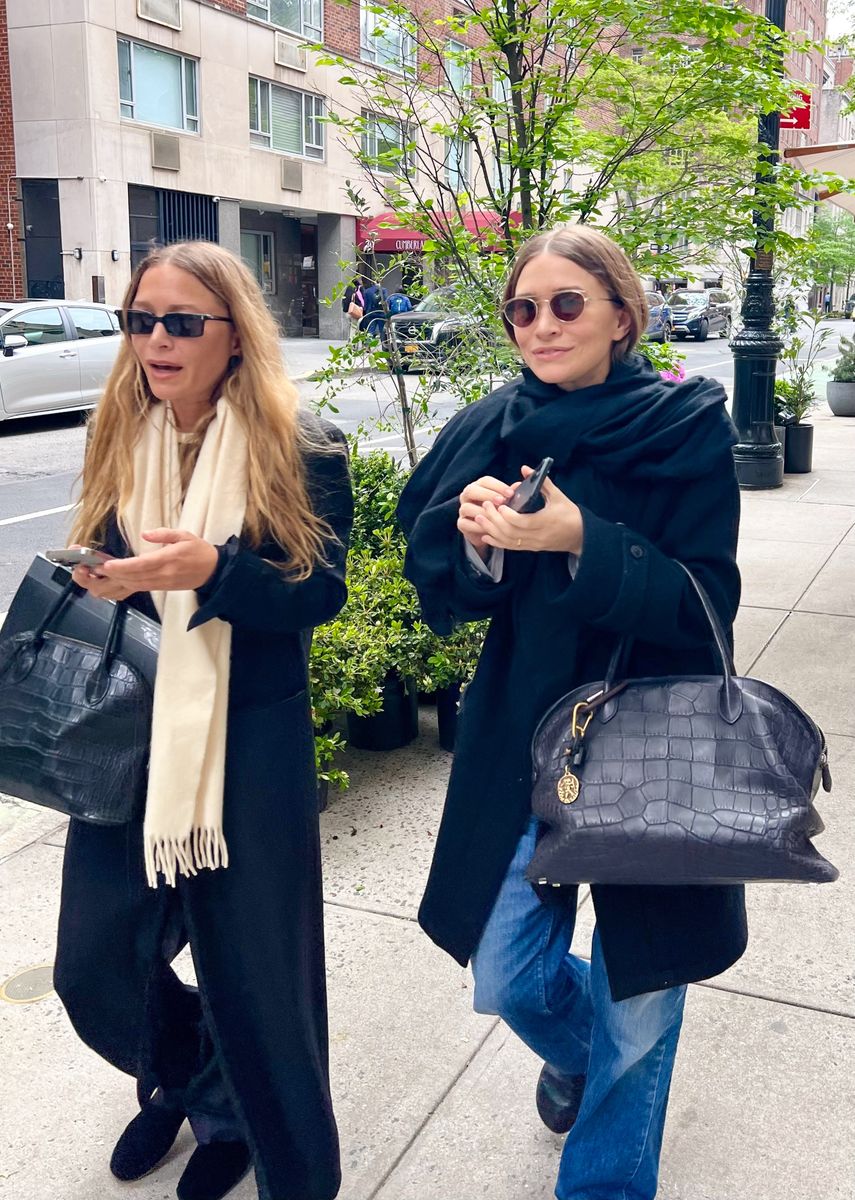 Photo © 2026 Backgrid/The Grosby Group 

*EXCLUSIVE*  
New York, April 30, 2026. 
Mary-Kate and Ashley Olsen were spotted enjoying a rare outing in Midtown Manhattan, stepping out after lunch with a friend. The fashion moguls looked effortlessly chic in coordinated dark ensembles, flashing smiles as they strolled through the city and greeted a companion outside a sidewalk café. 
*** 
Mary-Kate y Ashley Olsen fueron vistas disfrutando de una rara salida en Midtown Manhattan, tras almorzar con una amiga. Las magnates de la moda lucían chic sin esfuerzo con conjuntos oscuros a juego, y sonreían mientras paseaban por la ciudad y saludaban a una acompañante en la terraza de un café.