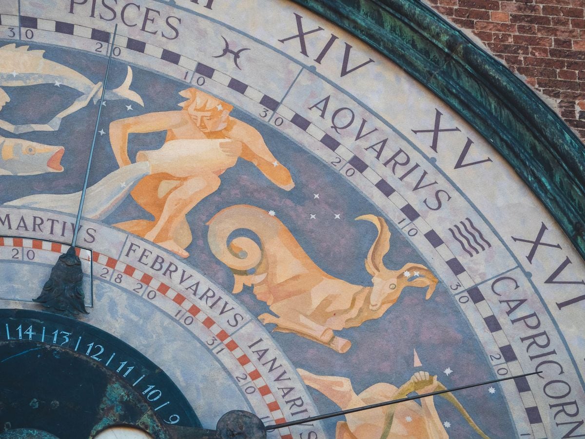 5 Aquarius red flags and the zodiac signs they’re most compatible with