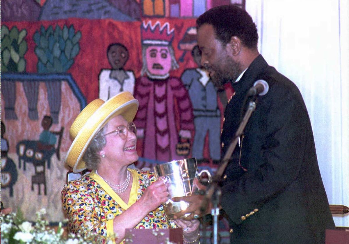 Queen Elizabeth II and Zulu King Zwelithini as he presents her a replica of a cup given to King Cetshwayo by Queen Victoria in 1882