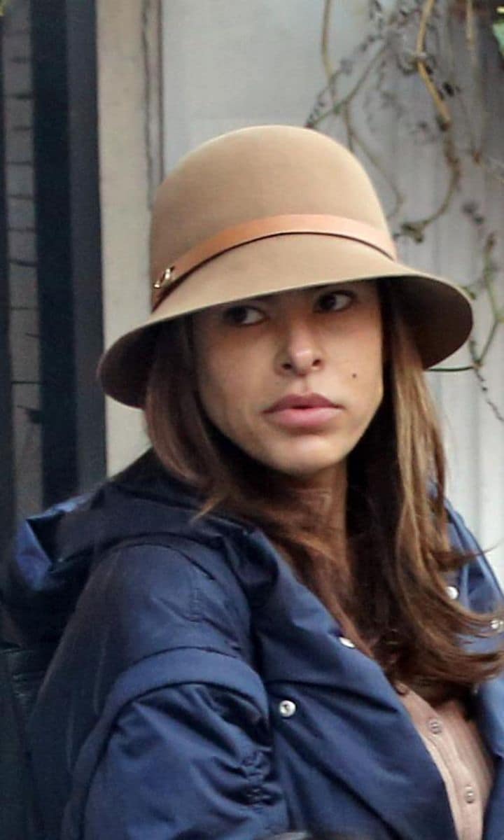Eva Mendes enjoys a guided tour with her two daughters in London