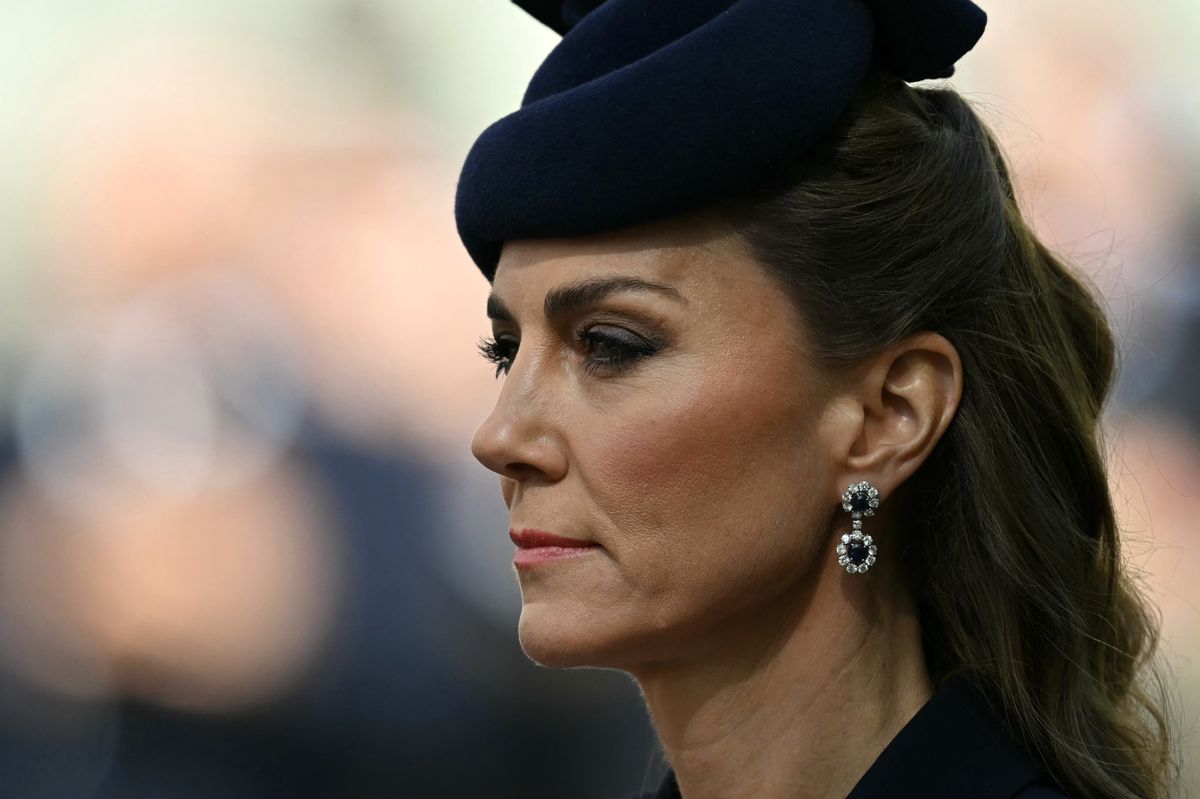 A close-up of the Princess of Wales’s earrings, a meaningful piece from Diana’s collection.