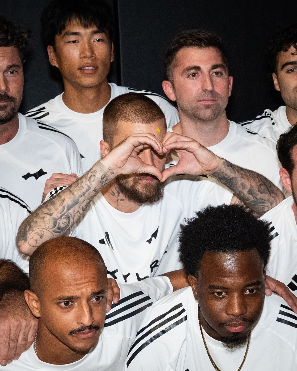 LOS ANGELES, CALIFORNIA - OCTOBER 14: Justin Bieber poses with his Skylrk futsal team at The League on October 14, 2025 in Los Angeles, California. (Photo by Cassy Athena/Getty Images)