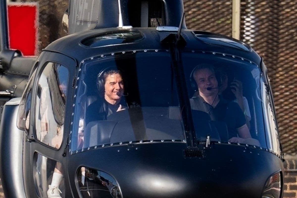 

The pair, who Ana's two dogs accompanied, were spotted arriving at a London heliport on Tom's helicopter.
