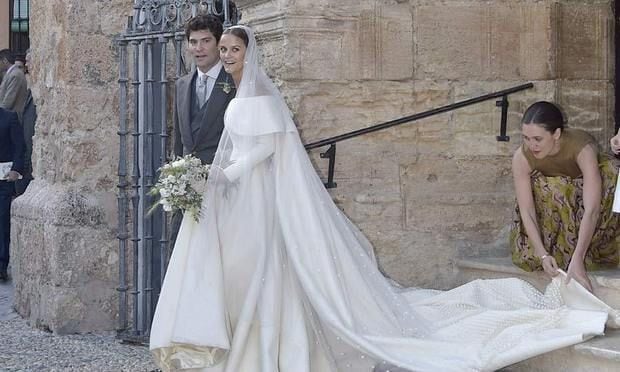 The couple emerge from the the church for the first time as husband and wife.
<br>Photo: Gtres