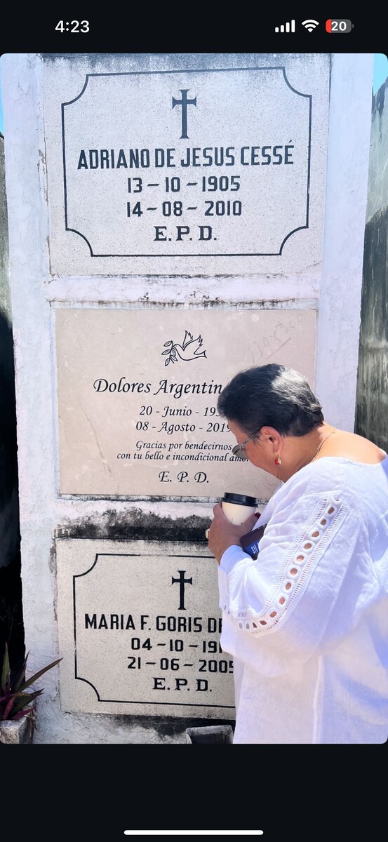 Zoé Saldaña and her mother, honors her grandmother in a heartfelt cemetery visit