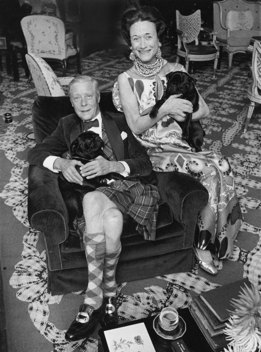 El duque de Windsor, Eduardo VIII, con calcetines de rombos, y Wallis Simpson, en su casa en las afueras de París.