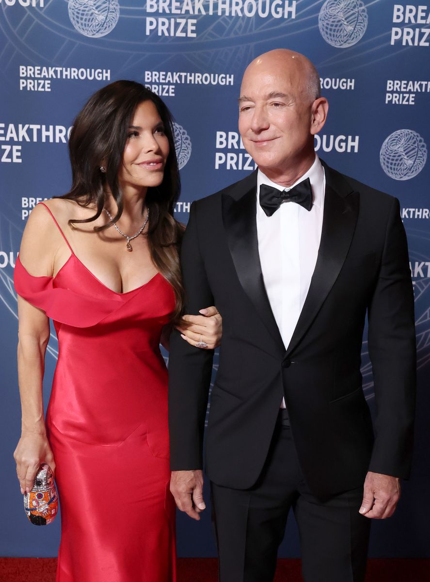 Lauren SÃ¡nchez and Jeff Bezos attend the 11th Breakthrough Prize Ceremony at Barker Hangar on April 05, 2025 in Santa Monica, California.  (Photo by Jesse Grant/Getty Images for Breakthrough Prize)