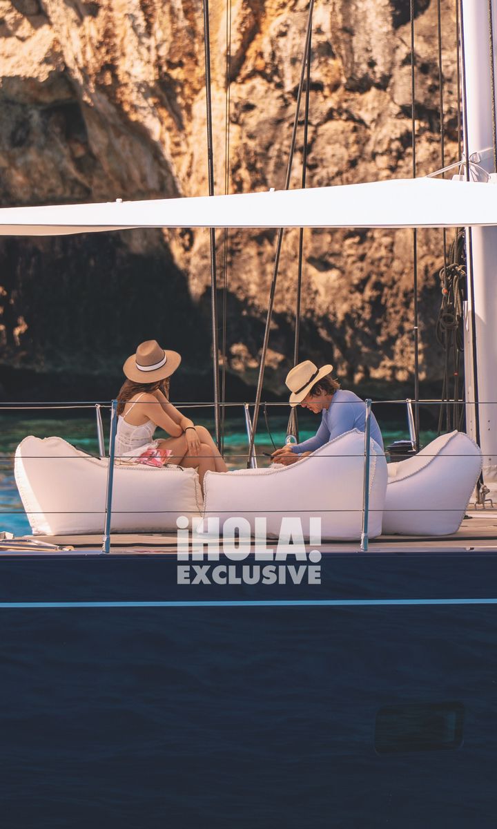 Even under his Panama hat, Tom couldn’t escape the spotlight, especially with Ana by his side.