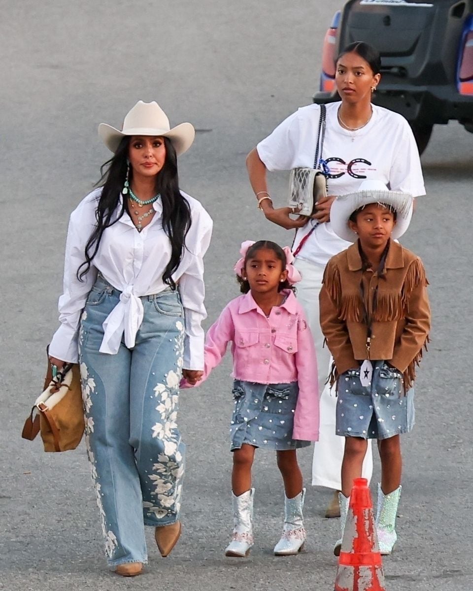 A closer look at Vanessa and her daughter's outfits