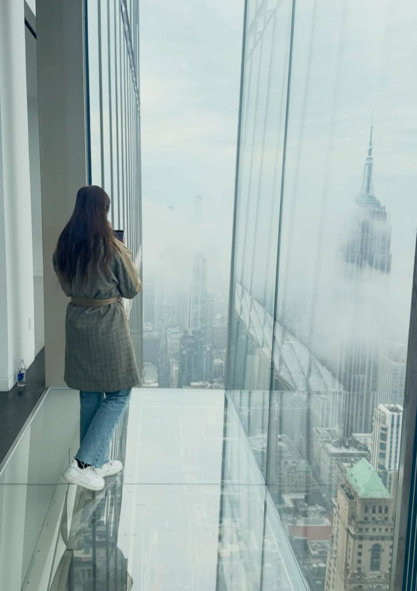 Their daughter Arabella, joined them and wore a casual outfit that reflected current trends, including barrel-leg jeans, white sneakers, and a green coat.