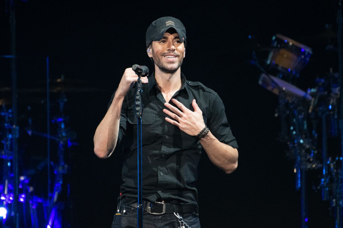 Enrique Iglesias wearing black and performing in one of his concerts