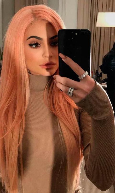 Kylie Jenner con cabello largo