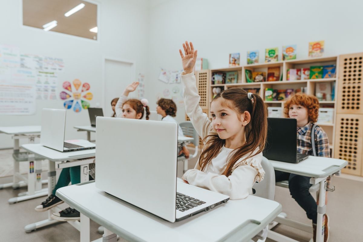  A 2024 study in Frontiers in Psychology found that children receiving consistent virtual psychological support showed better motivation, stronger attendance, and even improved GPAs.