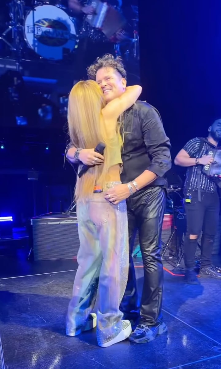 Shakira surprised her friend Carlos Vives in Miami
