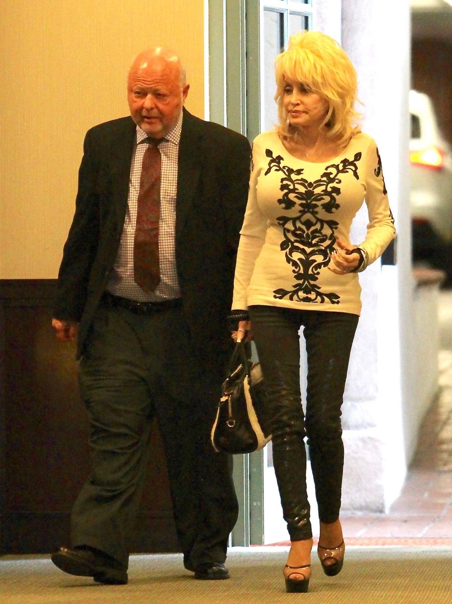 Photo © 2017 Backgrid/The Grosby Group

EXCLUSIVE 

Beverly Hills,   - 3 JANUARY 2017

Country singer Dolly Parton was seen heading to the doctor's office in Beverly Hills, California on January 3, 2017. 
