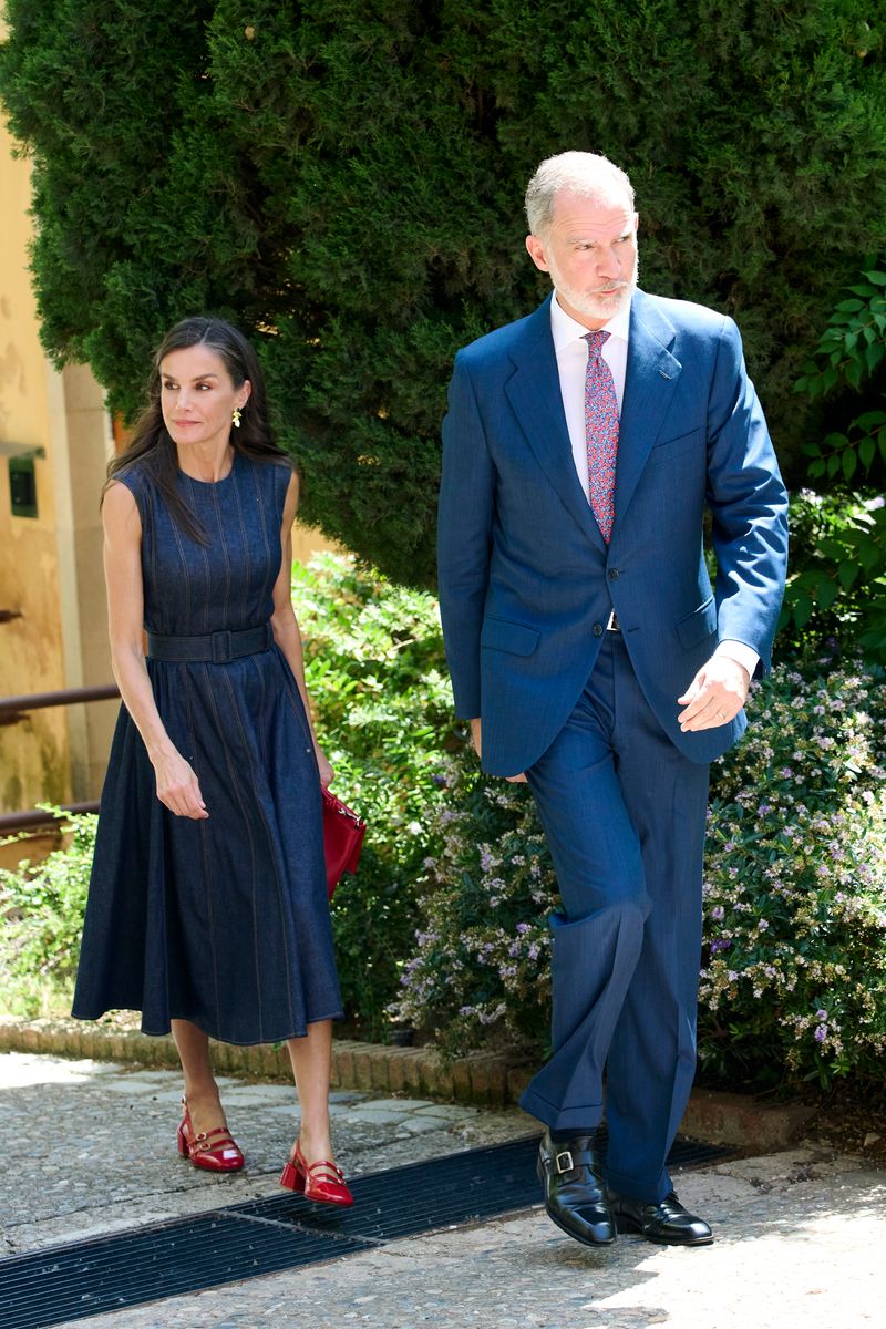  Queen Letizia’s Effortless Style Shines in Denim and Red Heels"