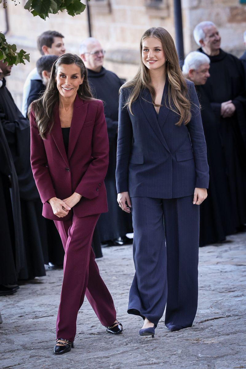 Queen Letizia chose a deep wine-colored suit, perfect for her first public appearance of the fall. Both mother and daughter wore their hair loose.