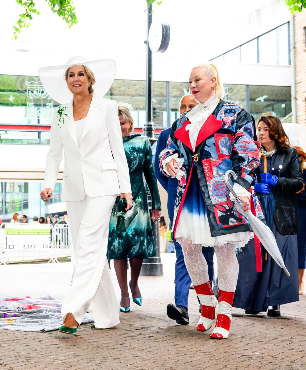 For the occasion, Queen Máxima wore a sophisticated all-white tailored suit featuring a sharply structured blazer and flowing wide-leg trousers.