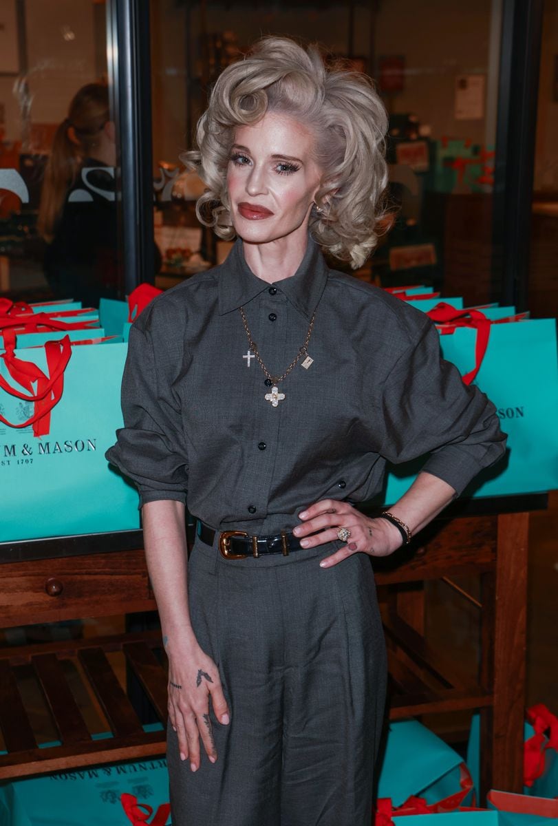 Kelly wore a charcoal gray look that showed off her tiny waist