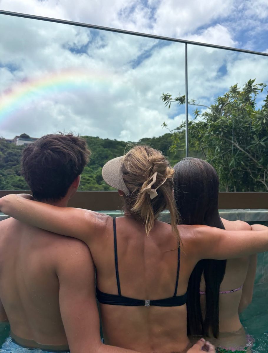 Gisele posed with Benjamin and Vivian