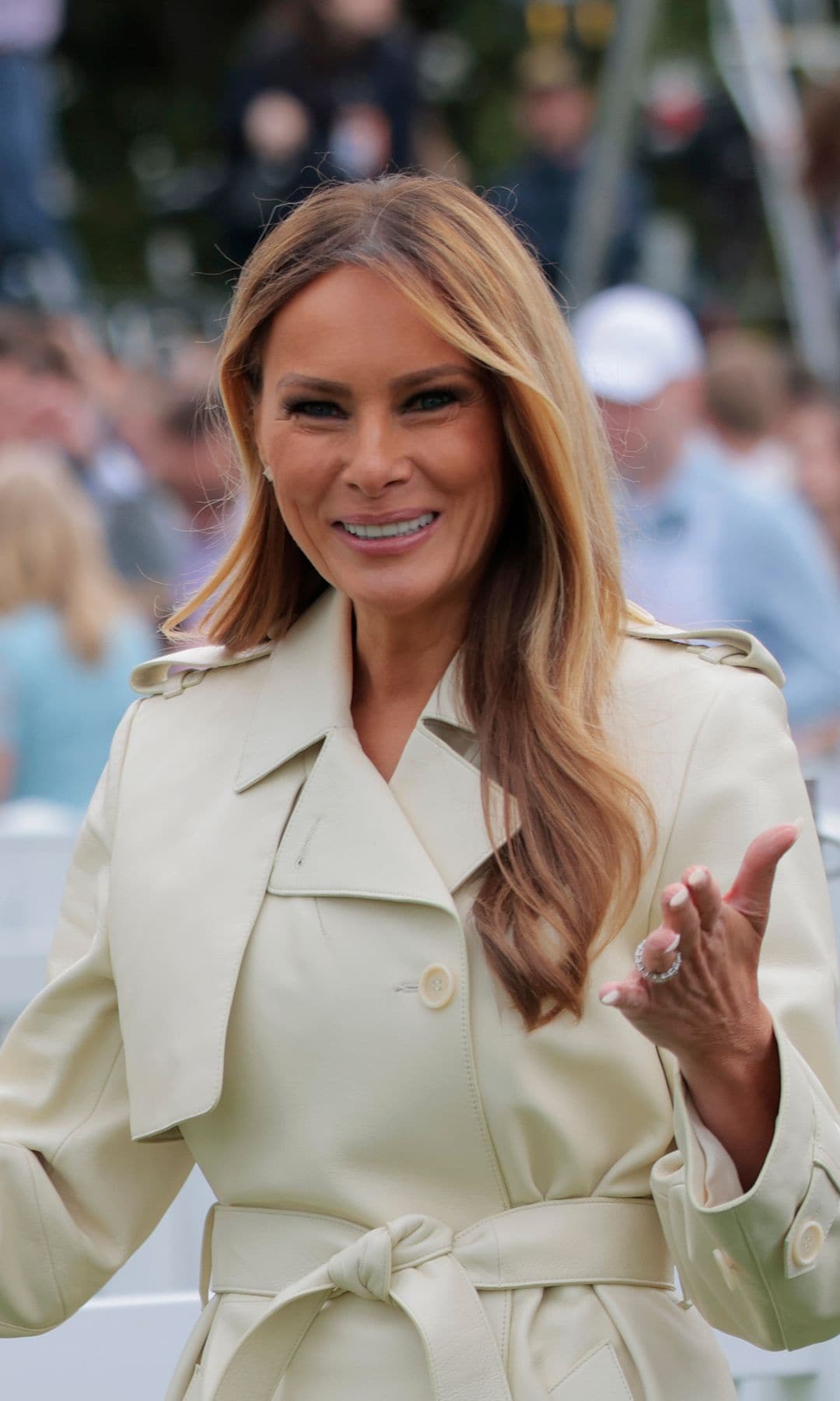 Melania Trump looks elegant in white suit and nude heels at latest presidential appearance