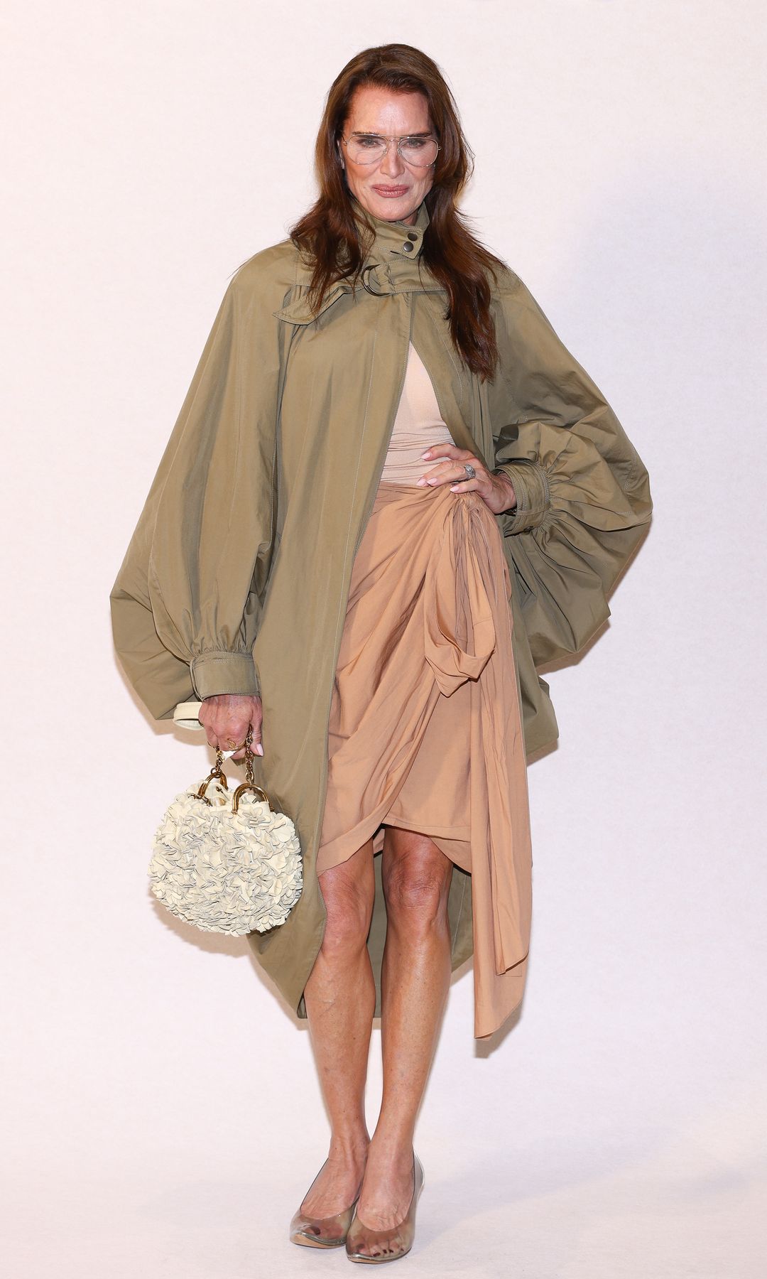 The outfit stuck to a simple color palette, utilizing textures in its favor 