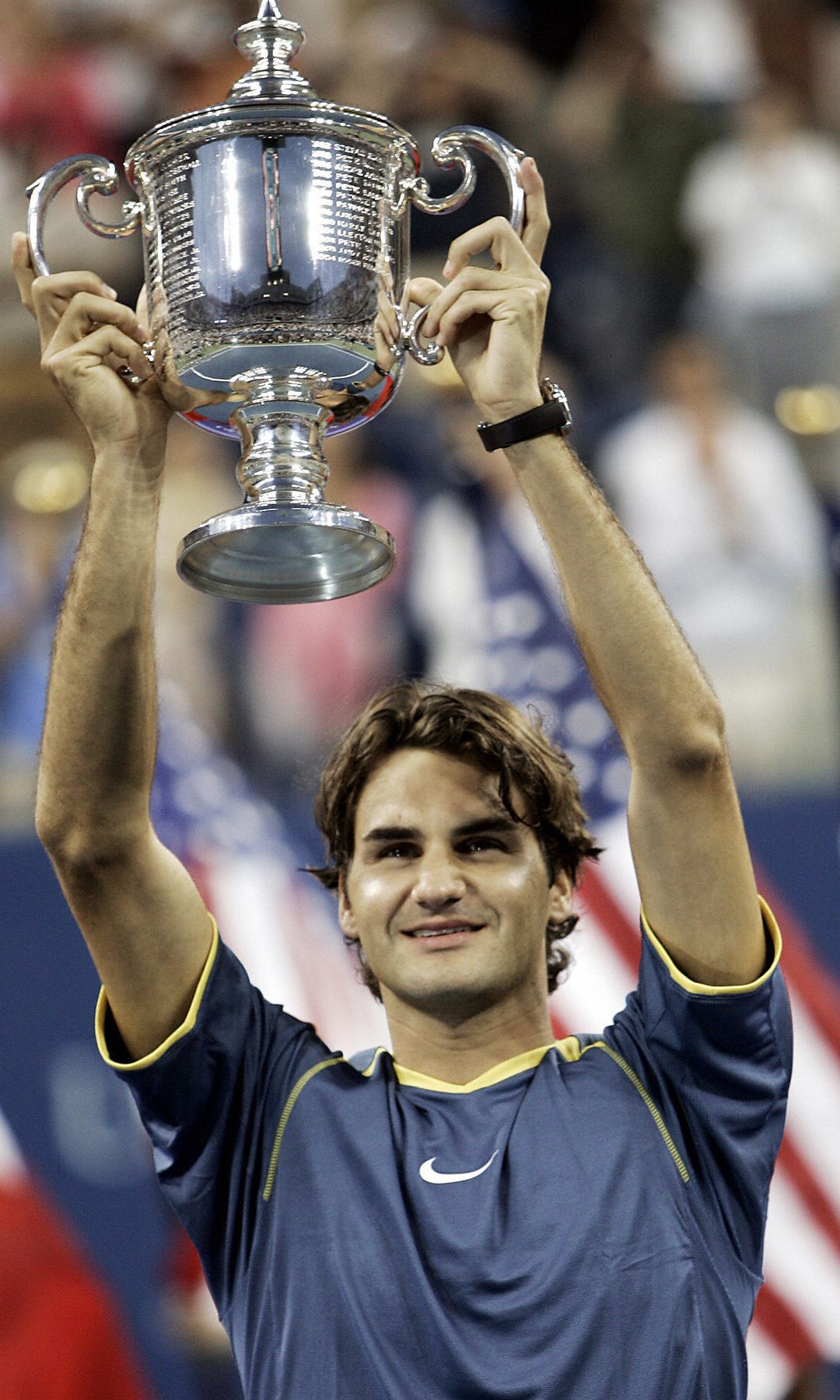 Roger Federer lifting the US Open trophy in 2005