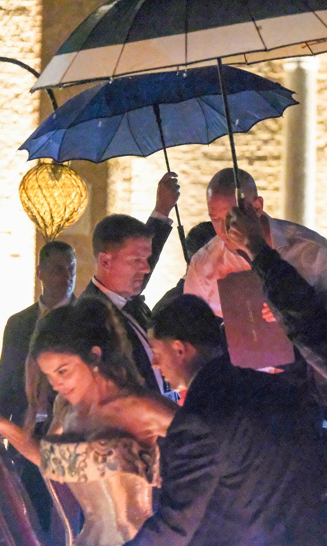 Jeff Bezos and bride, Lauren Sánchez, leave their wedding party under a huge thunderstorm in Venice. 